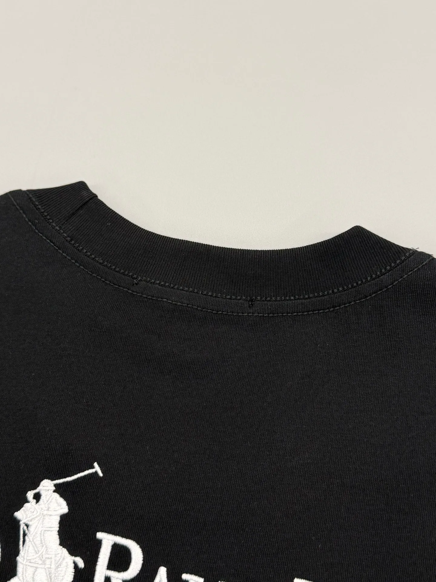 P160 [High Quality]Ralph Lauren*Ralph Lauren embroidery micro-label simple‼ ️Short-sleeved T-shirt 💗Ralph Lauren classic short-sleeved T-shirt, custom-made 280g pure cotton fabric, soft and breathable, classic horseback golf🏌️ embroidery on the chest, logo + logo embroidery on the back, simple and recognizable. Round neck design, neat tailoring, customized 280g pure cotton fabric, soft and smooth to the touch, great breathability, super comfortable to wear in summer! The same loose version for men and women, OK to wear alone or layered, versatile ~ 𝐂𝐎𝐋𝐎𝐔𝐑: black white 𝐒𝐈𝐙𝐄: S-xL Size chart: S: Shoulder width 51 - Bust 55 - Clothing length 70 M: Shoulder width 53 - Bust 57 - Clothing length 72 L: Shoulder width 55 - Bust 59 - Clothing length 74 XL: Shoulder width 57 - Bust 61 - Clothing length 76